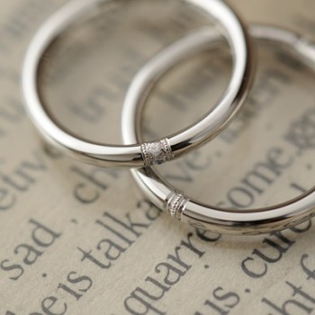 ミルグレイン加工のクラシックなオーダーメイド結婚指輪