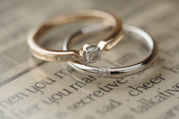 ミルグレイン加工のクラシックなオーダーメイド結婚指輪