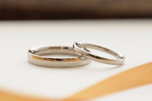 シンプルな鏡面仕上げのオーダーメイド結婚指輪