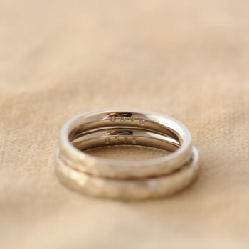 マットな鎚目のオーダーメイド結婚指輪