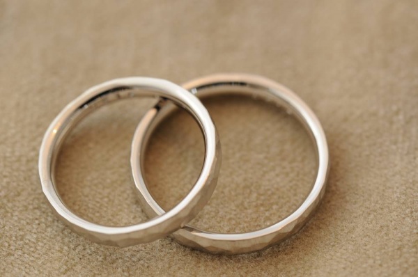マットな鎚目のオーダーメイド結婚指輪