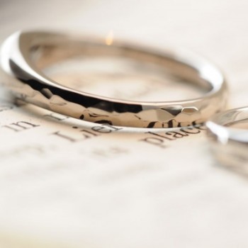 ふっくらトップと鎚目のオーダーメイド結婚指輪
