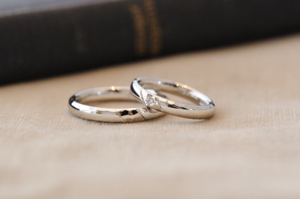 角に鎚目とラインのオーダーメイド結婚指輪