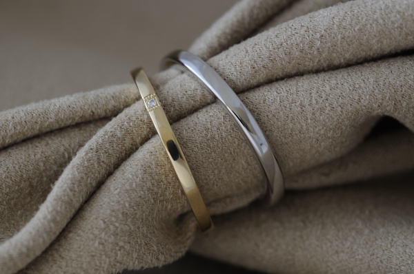 ゴールドとプラチナの細身なオーダーメイド結婚指輪