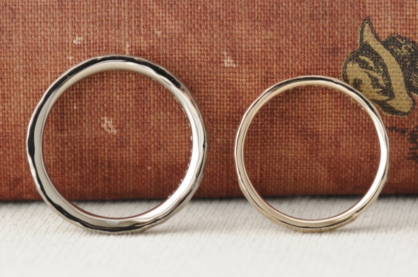 細身鎚目のオーダーメイド結婚指輪