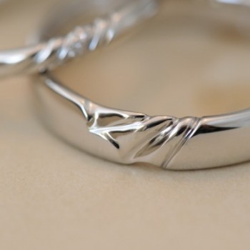 カーヴィングデザインのオーダーメイド結婚指輪
