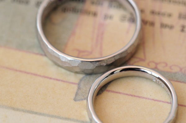 プラチナの鎚目のオーダーメイド結婚指輪