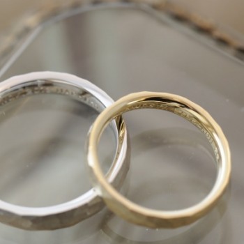 プラチナとゴールド鎚目のオーダーメイド結婚指輪