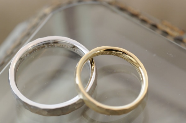 プラチナとゴールド鎚目のオーダーメイド結婚指輪