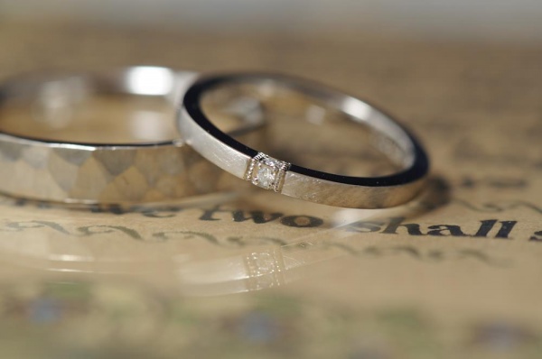平打ち鎚目のオーダーメイド結婚指輪