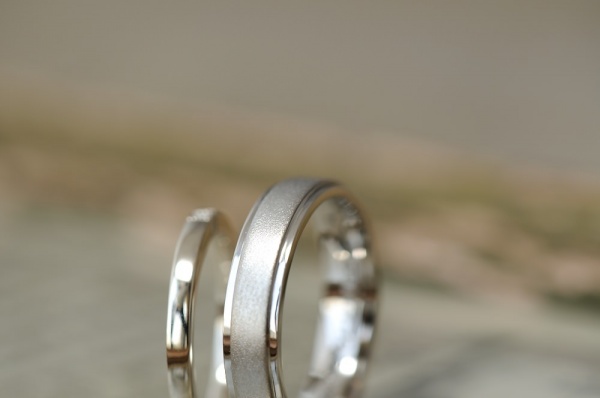 サンドブラストに鏡面のオーダーメイド結婚指輪