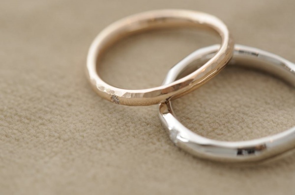 緩やかVと鎚目とダイヤのオーダーメイド結婚指輪