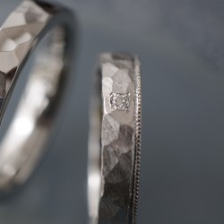 平打ちボリュームの鎚目のオーダーメイド結婚指輪