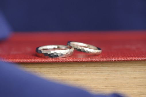 マットホワイトゴールドのオーダーメイド鎚目結婚指輪