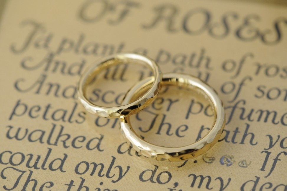 ゴールドの鎚目の結婚指輪