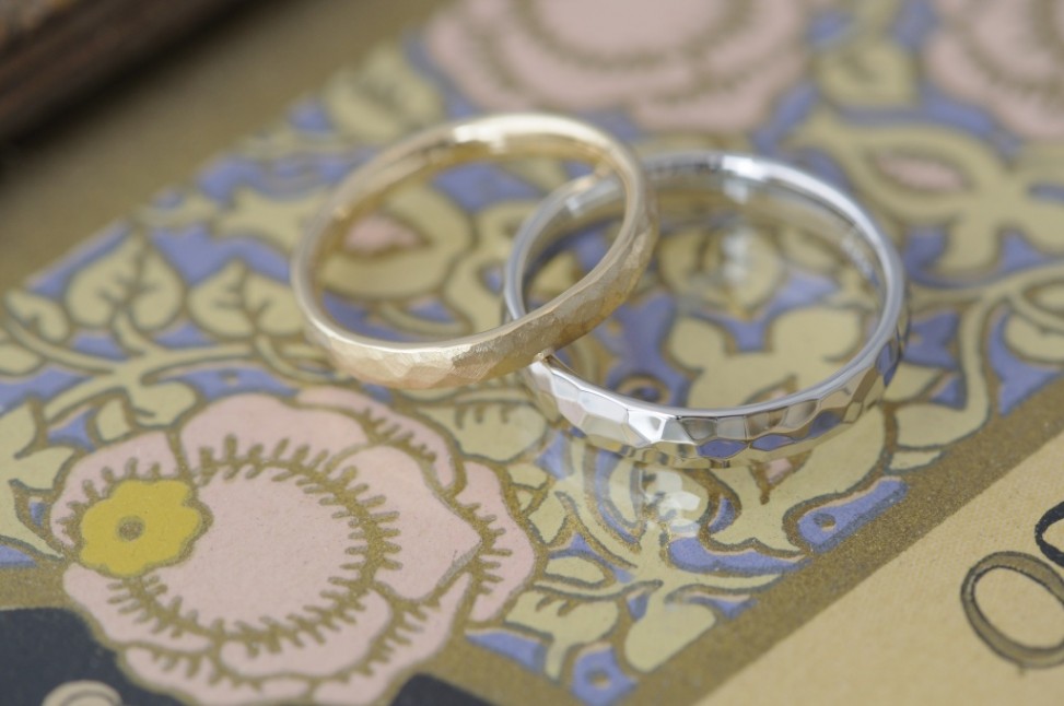 プラチナとゴールドの鎚目の結婚指輪