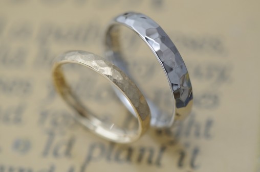 プラチナとゴールドの鎚目の結婚指輪