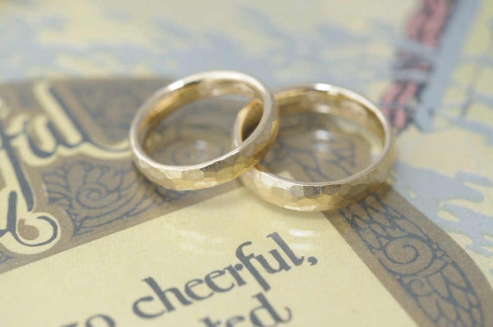 イエローゴールドの鎚目の結婚指輪