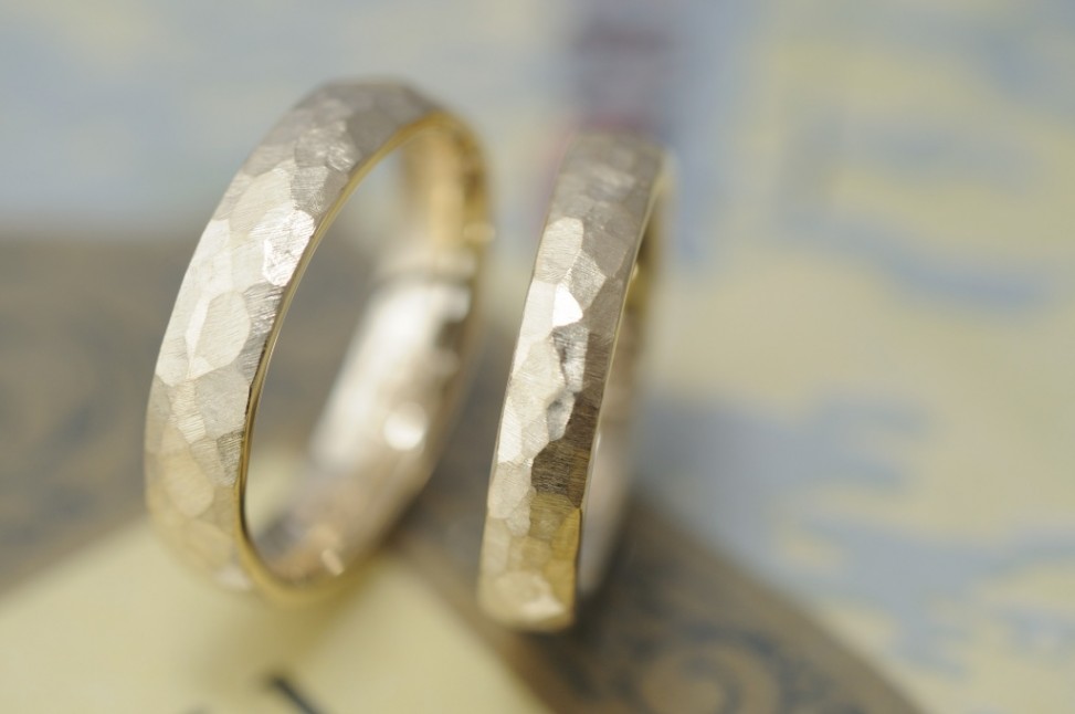 イエローゴールドの鎚目の結婚指輪
