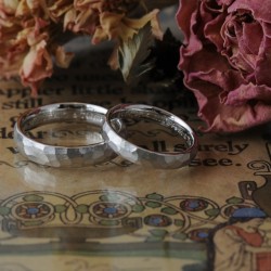 プラチナの鎚目の結婚指輪