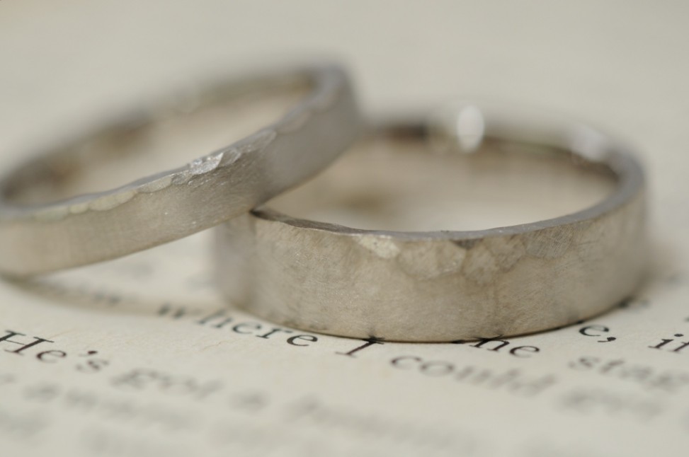 ホワイトゴールドの鎚目の結婚指輪