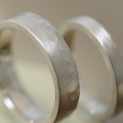 ホワイトゴールドの鎚目の結婚指輪