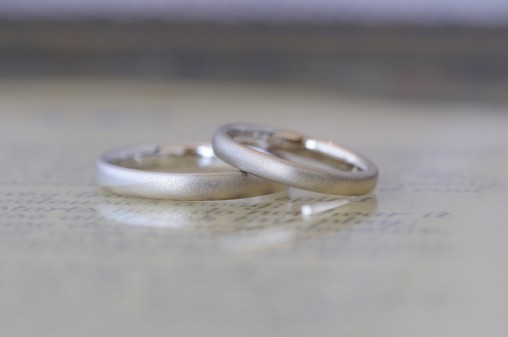 プラチナとシャンパンコンビの結婚指輪