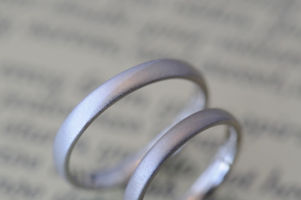 プラチナとシャンパンコンビの結婚指輪