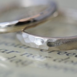 シャンパンゴールドと鎚目の結婚指輪