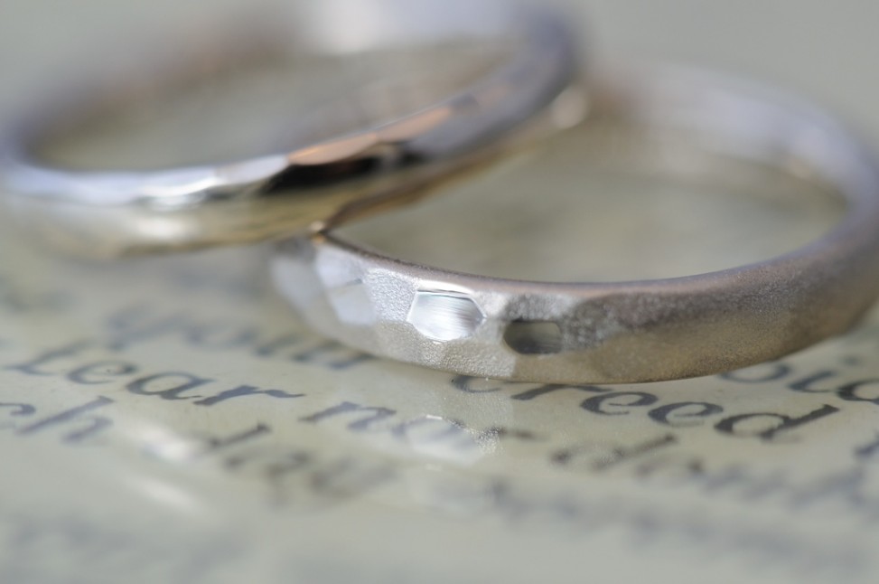 シャンパンゴールドと鎚目の結婚指輪
