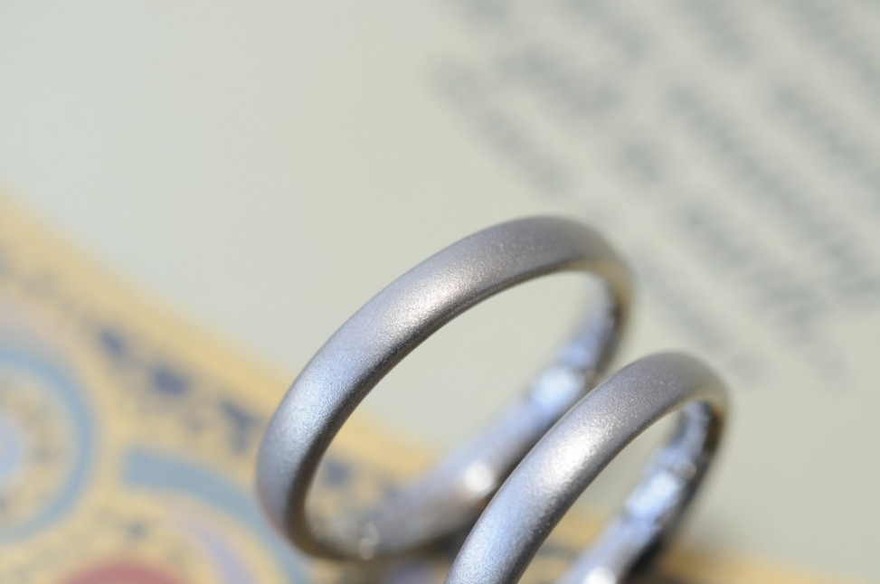 プラチナとホワイトゴールドサンドブラストの結婚指輪