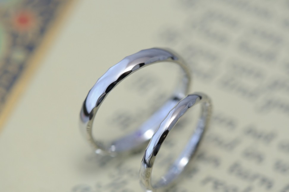 細身角鎚目の結婚指輪