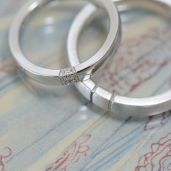 ミルとダイヤモンドとプラチナの結婚指輪