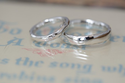ラフカット角鎚目の結婚指輪