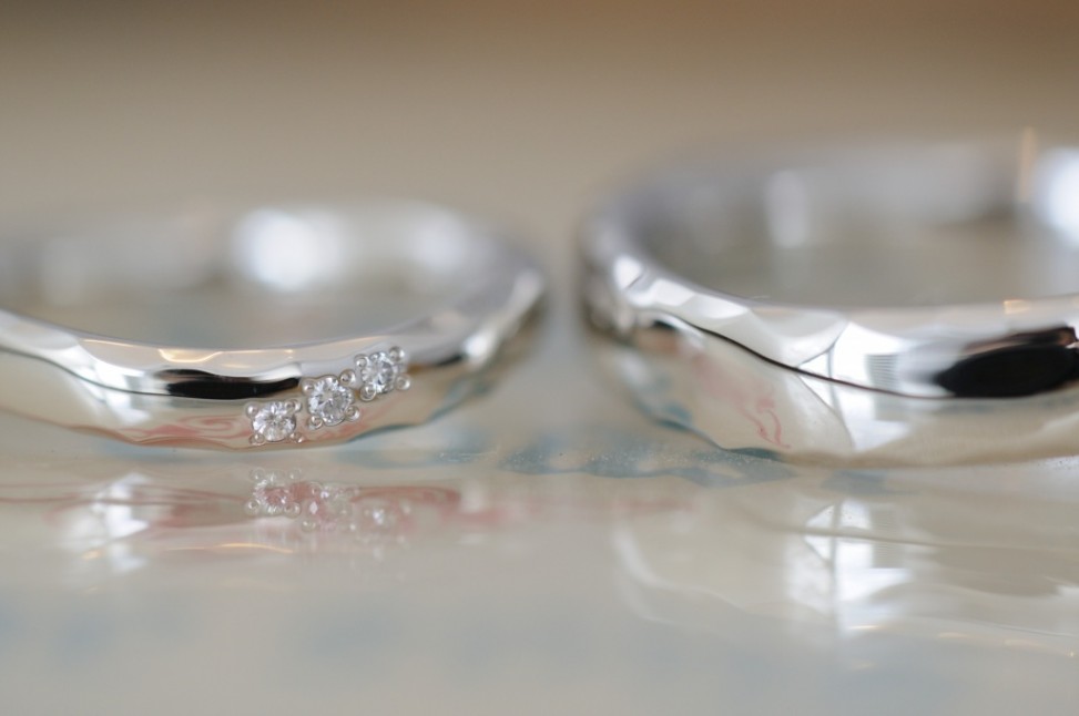 ラフカット角鎚目の結婚指輪
