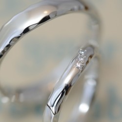 ラフカット鎚目のプラチナ結婚指輪