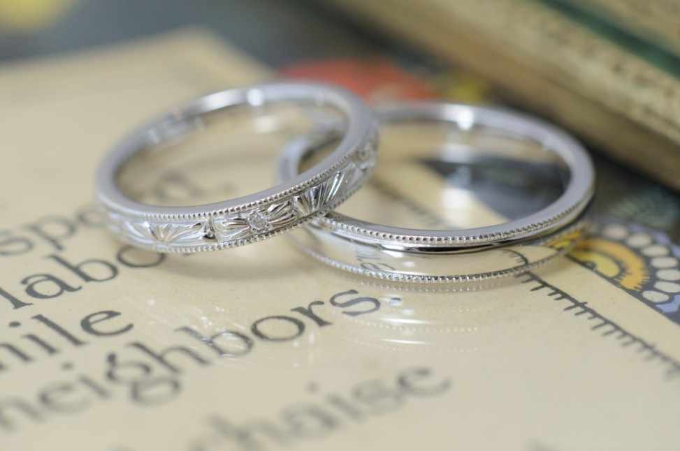 カーヴィングとミルグレインのプラチナ結婚指輪