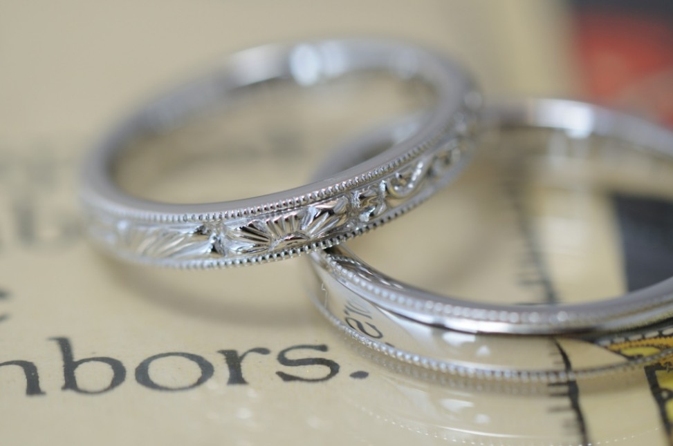 カーヴィングとミルグレインのプラチナ結婚指輪