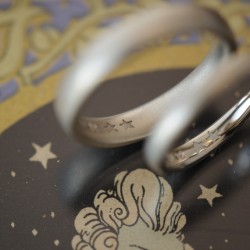 サンドブラストとシャンパンゴールドの結婚指輪