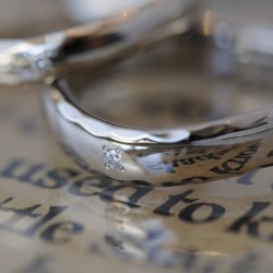 プラチナ鏡面角鎚目のＶ字ラインの結婚指輪