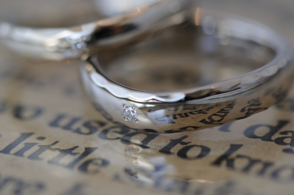 プラチナ鏡面角鎚目のＶ字ラインの結婚指輪