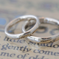 プラチナのシンプルな鏡面仕上げの結婚指輪