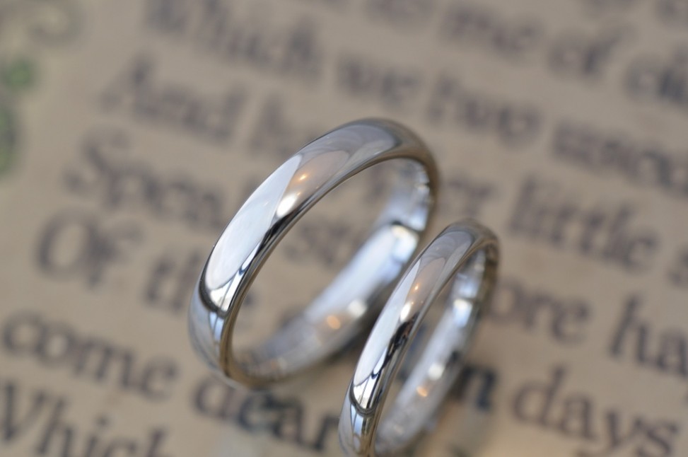 プラチナのシンプルな鏡面仕上げの結婚指輪