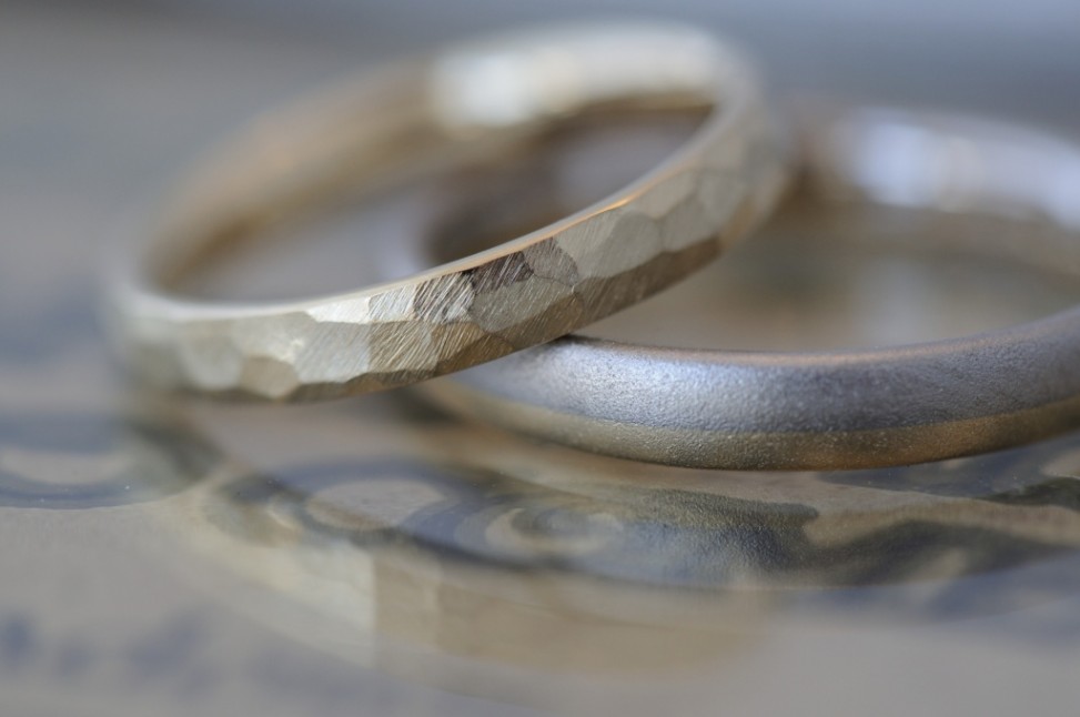ゴールドの鎚目とコンビの結婚指輪
