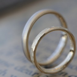 鎚目とコンビの結婚指輪