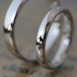プラチナの鏡面仕上げ結婚指輪