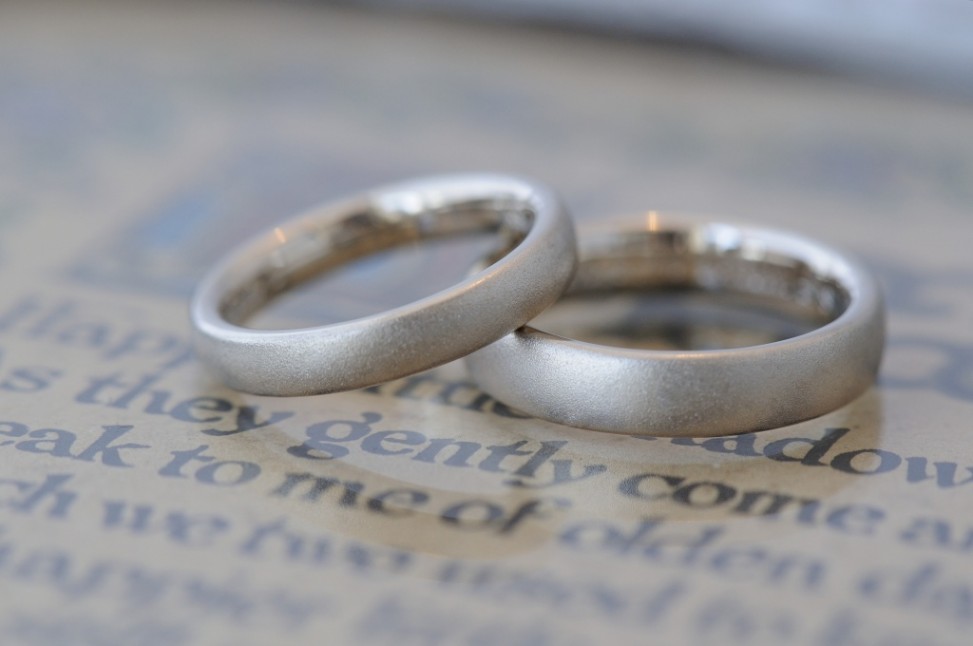 サンドブラストのボリュームタイプ結婚指輪