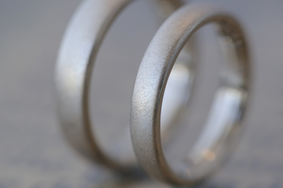 ホワイトゴールドのサンドブラストの結婚指輪