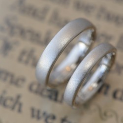 ホワイトゴールドのサンドブラストの結婚指輪