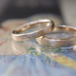 ローズゴールドのビンテージ風結婚指輪